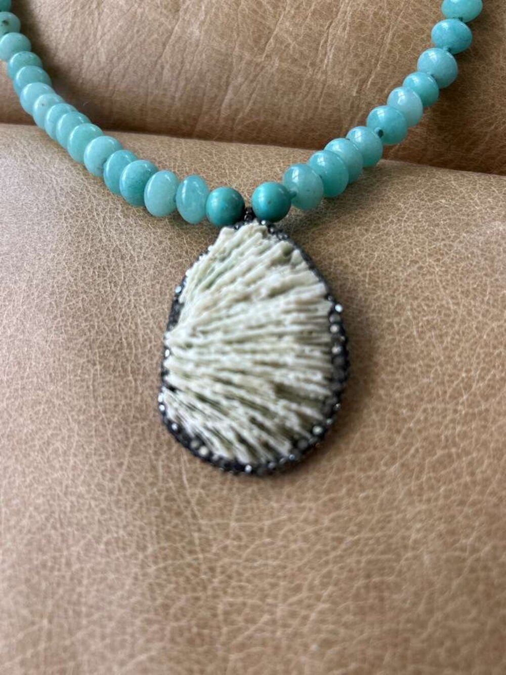 Aquamarin and White Coral Necklace - Picture 3 of 4